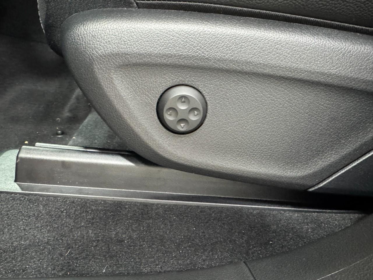 Mercedes-Benz GLE Vehicle Full-screen Gallery Image 31