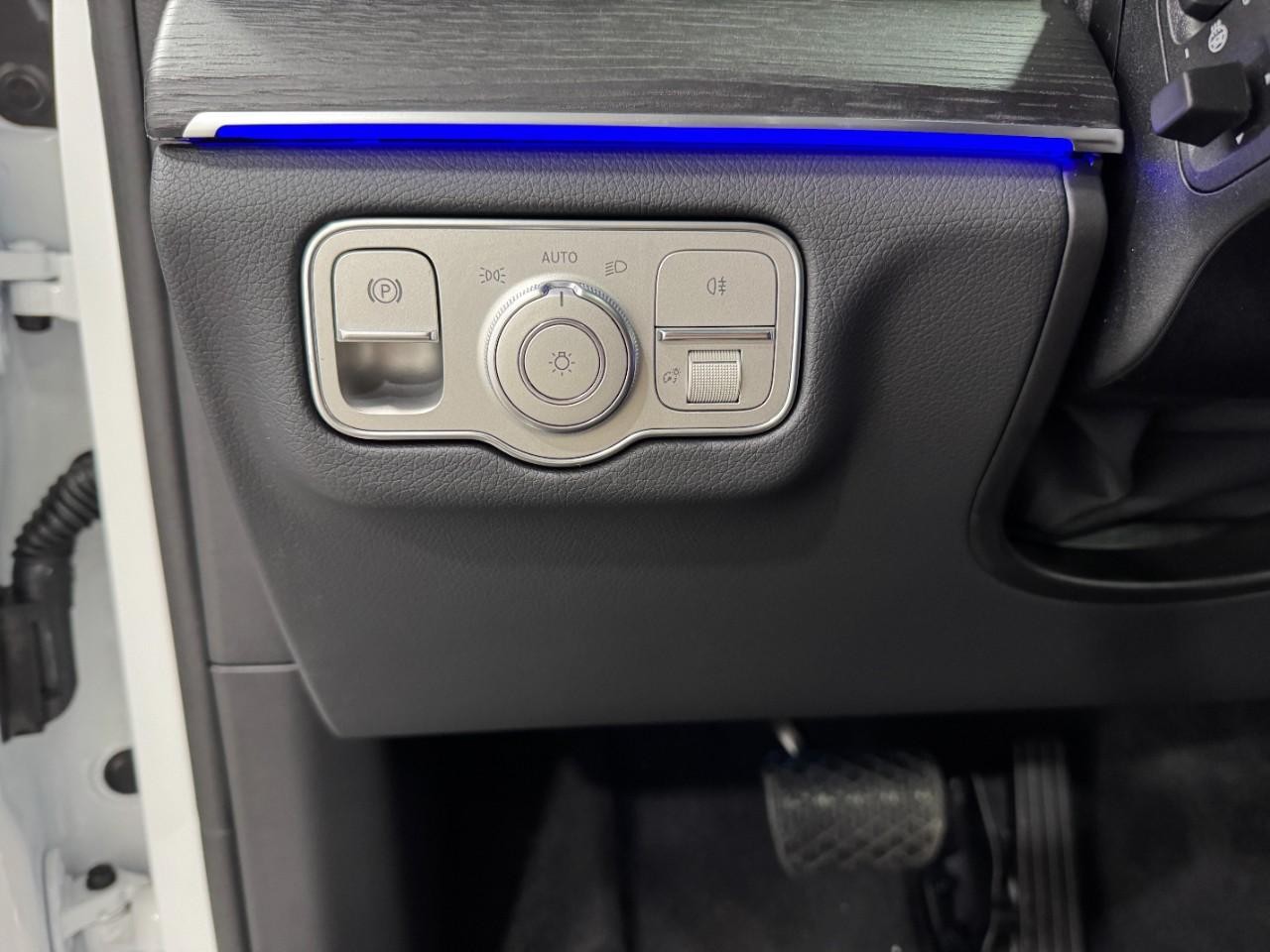 Mercedes-Benz GLE Vehicle Full-screen Gallery Image 32