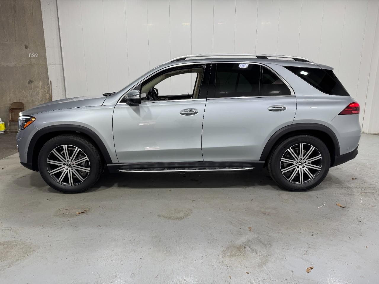 Mercedes-Benz GLE Vehicle Full-screen Gallery Image 2