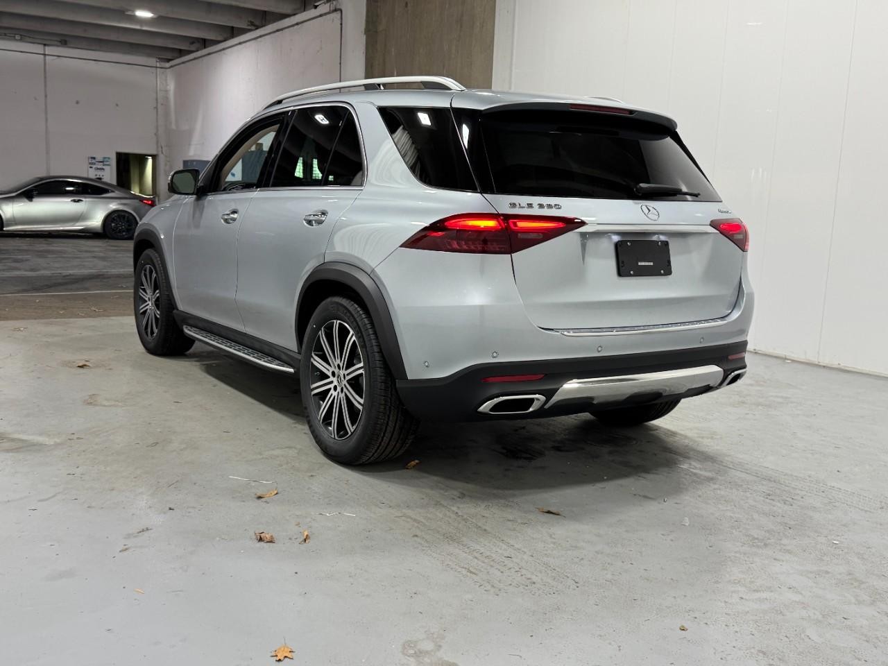 Mercedes-Benz GLE Vehicle Full-screen Gallery Image 3