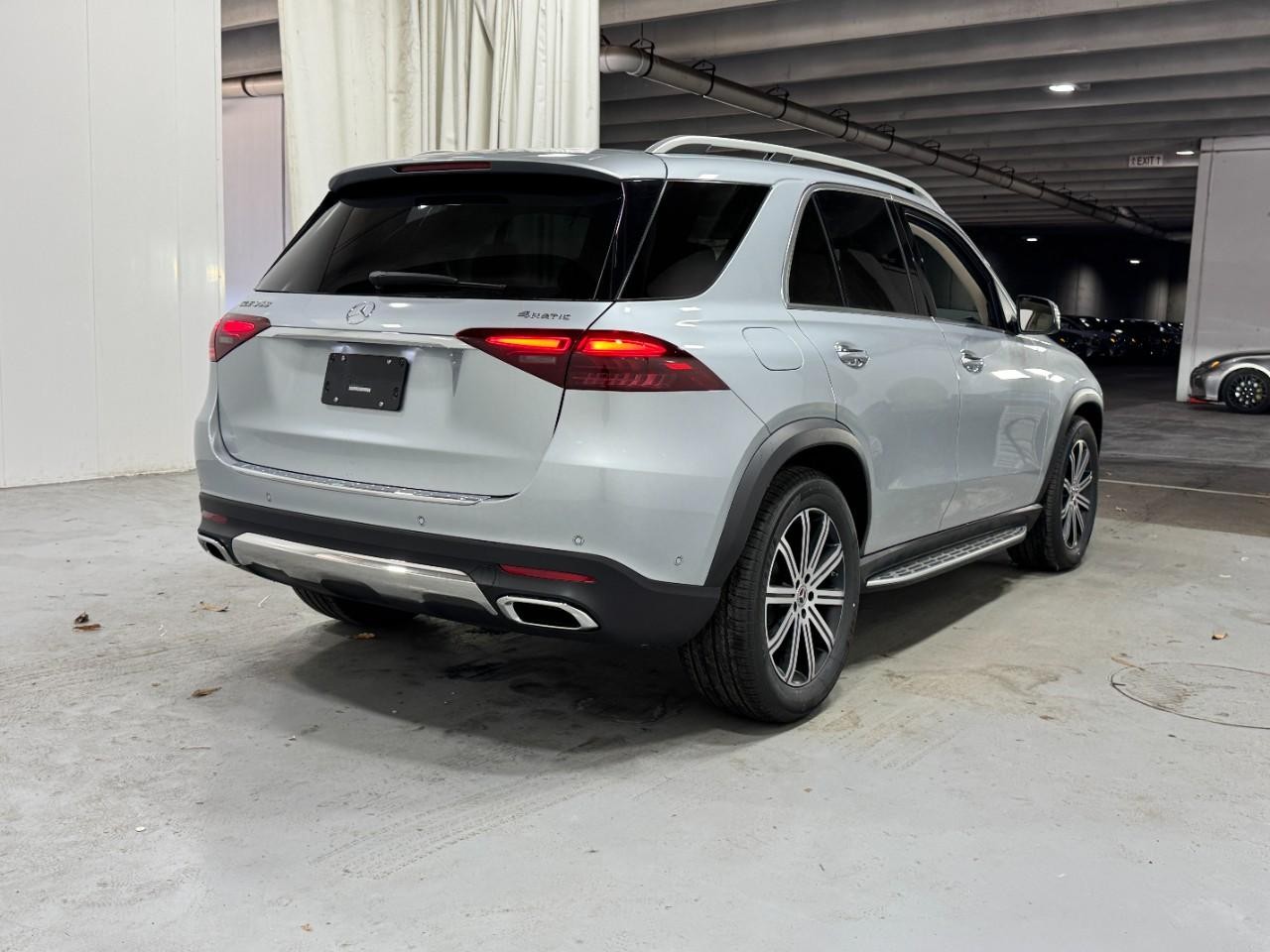 Mercedes-Benz GLE Vehicle Full-screen Gallery Image 4