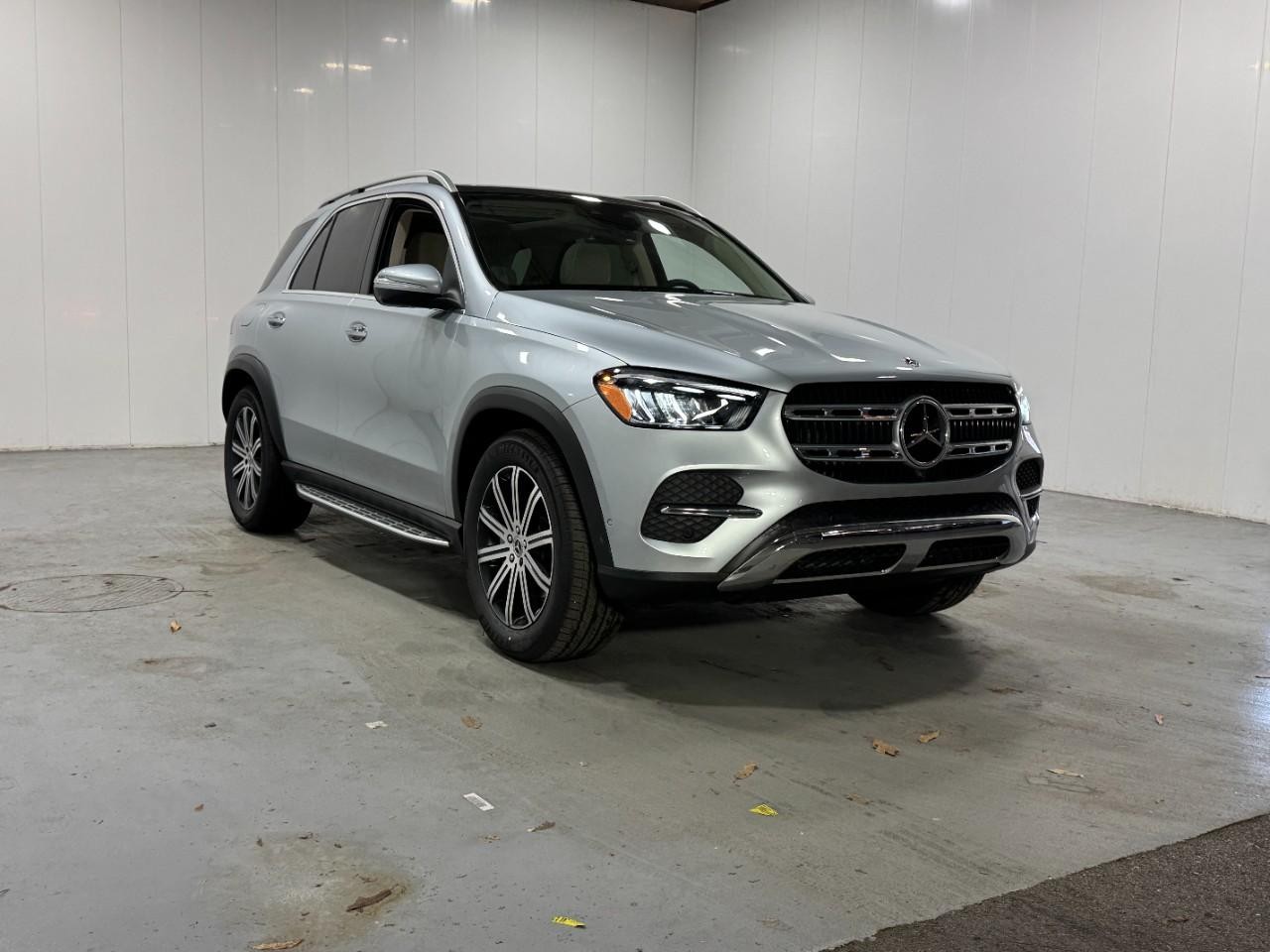 Mercedes-Benz GLE Vehicle Full-screen Gallery Image 6