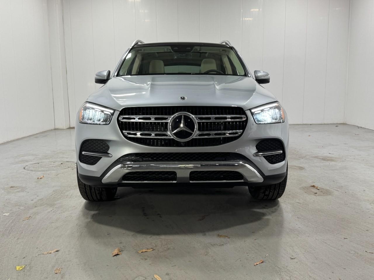 Mercedes-Benz GLE Vehicle Full-screen Gallery Image 7