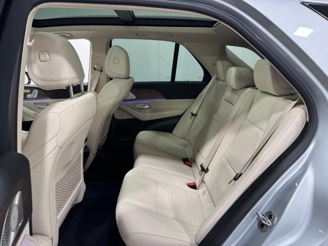 Mercedes-Benz GLE Vehicle Full-screen Gallery Image 8