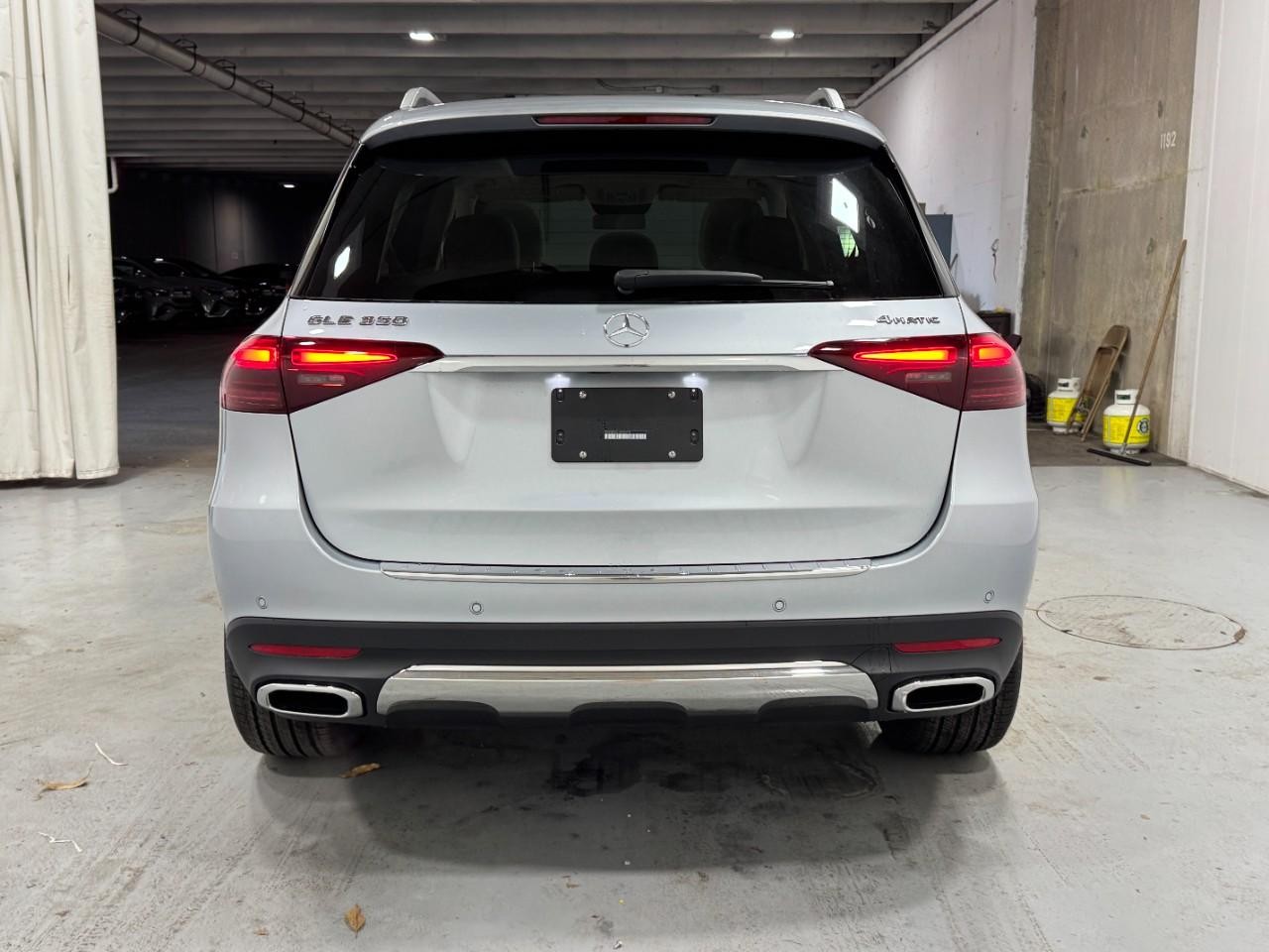 Mercedes-Benz GLE Vehicle Full-screen Gallery Image 9