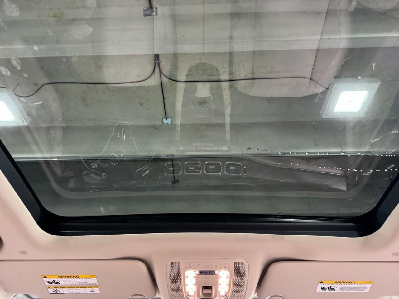 Mercedes-Benz GLE Vehicle Full-screen Gallery Image 11