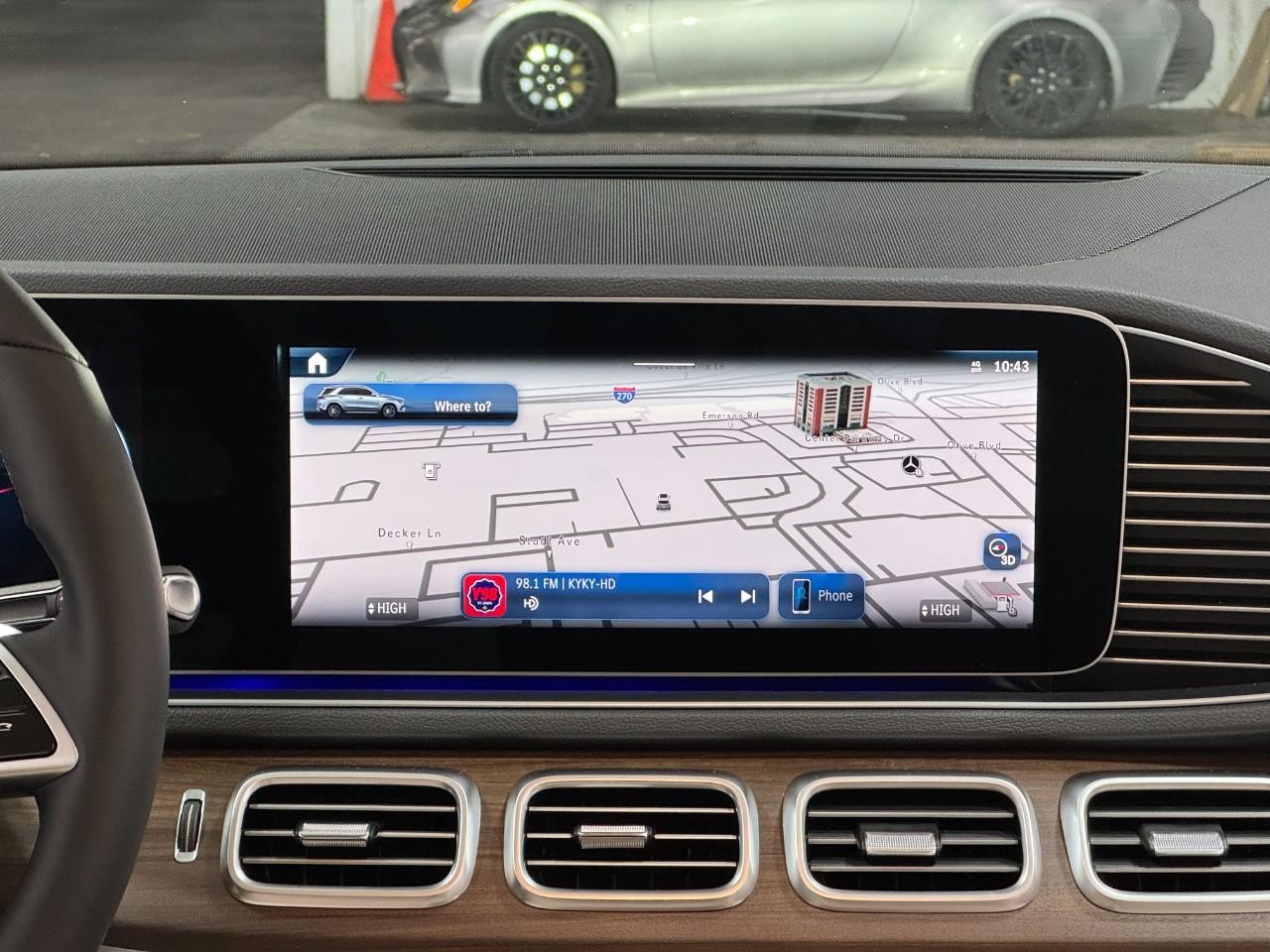 Mercedes-Benz GLE Vehicle Full-screen Gallery Image 14