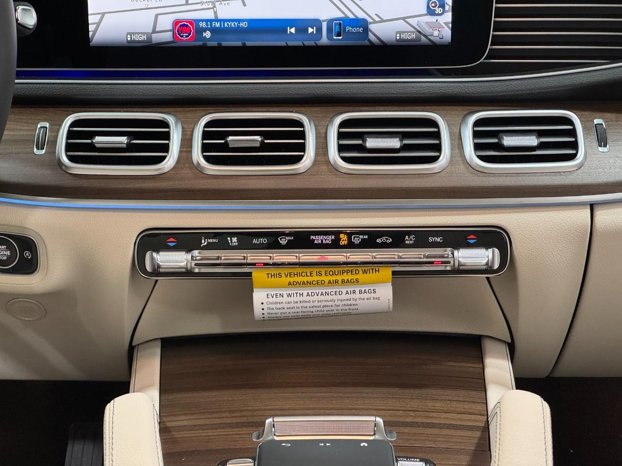 Mercedes-Benz GLE Vehicle Full-screen Gallery Image 15