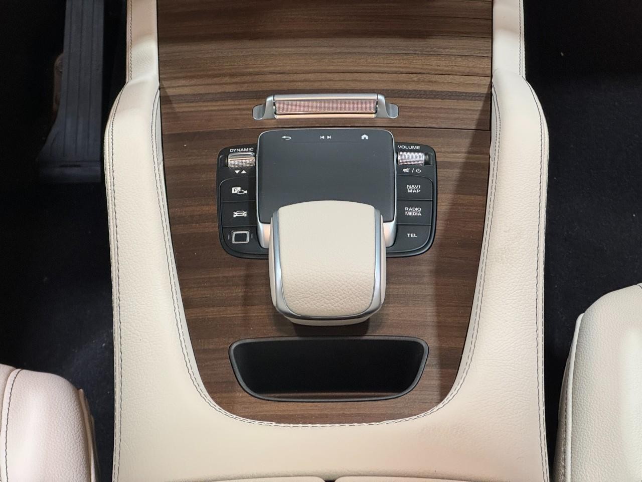 Mercedes-Benz GLE Vehicle Full-screen Gallery Image 16