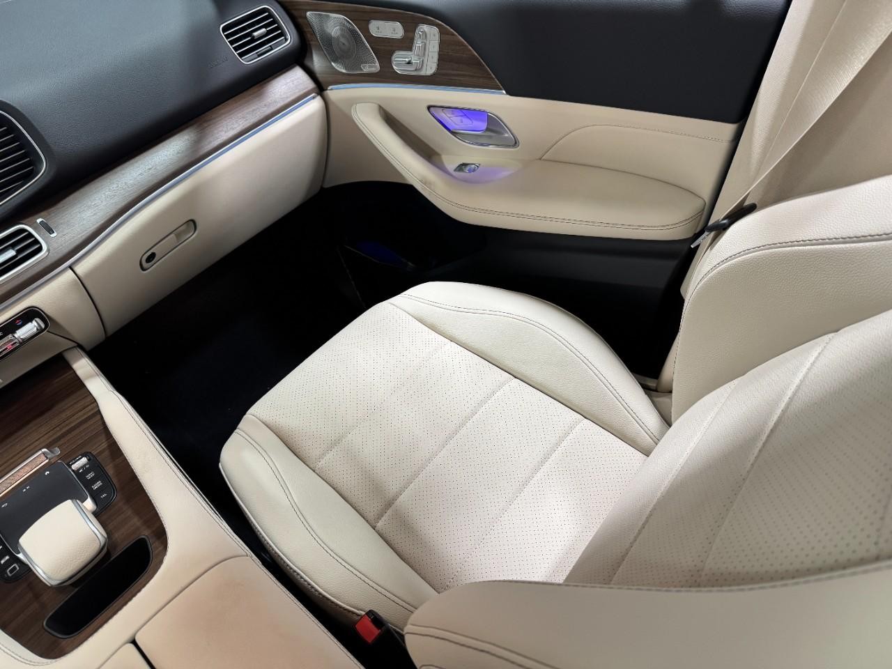 Mercedes-Benz GLE Vehicle Full-screen Gallery Image 17