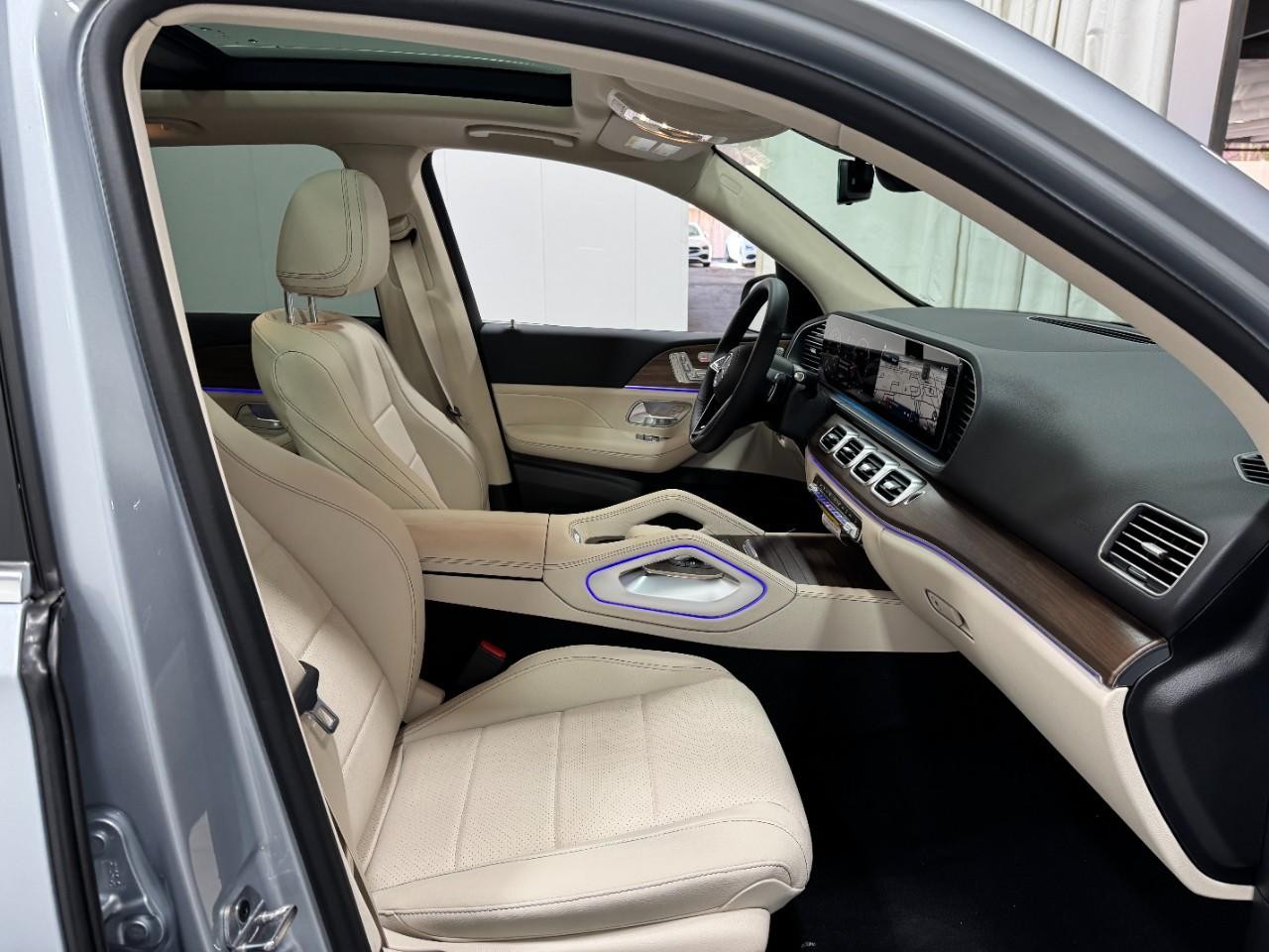 Mercedes-Benz GLE Vehicle Full-screen Gallery Image 18