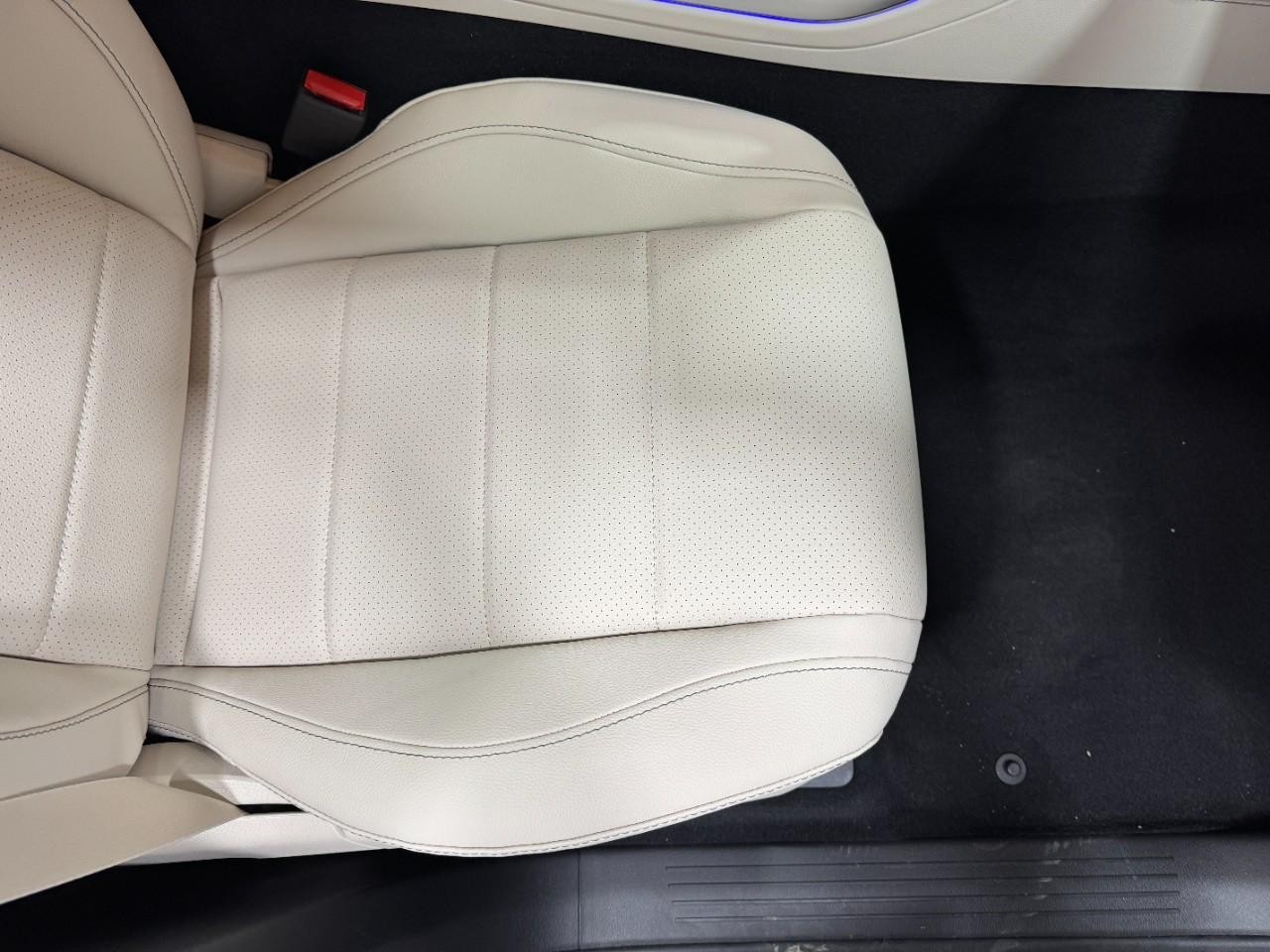 Mercedes-Benz GLE Vehicle Full-screen Gallery Image 19