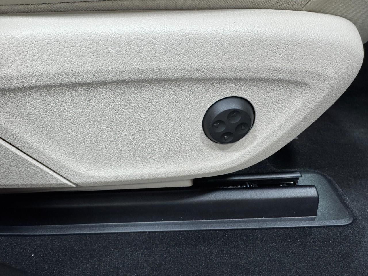 Mercedes-Benz GLE Vehicle Full-screen Gallery Image 20