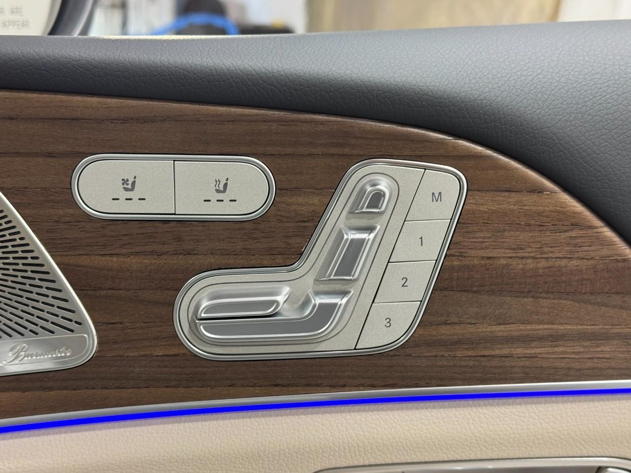 Mercedes-Benz GLE Vehicle Full-screen Gallery Image 21