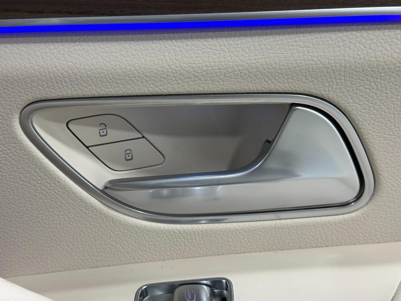 Mercedes-Benz GLE Vehicle Full-screen Gallery Image 22