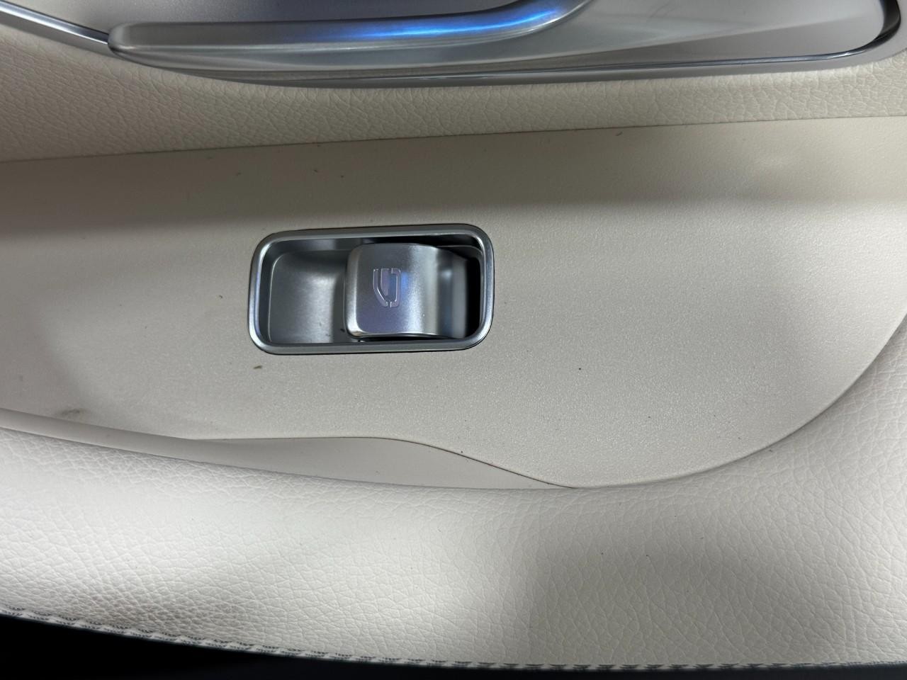 Mercedes-Benz GLE Vehicle Full-screen Gallery Image 23