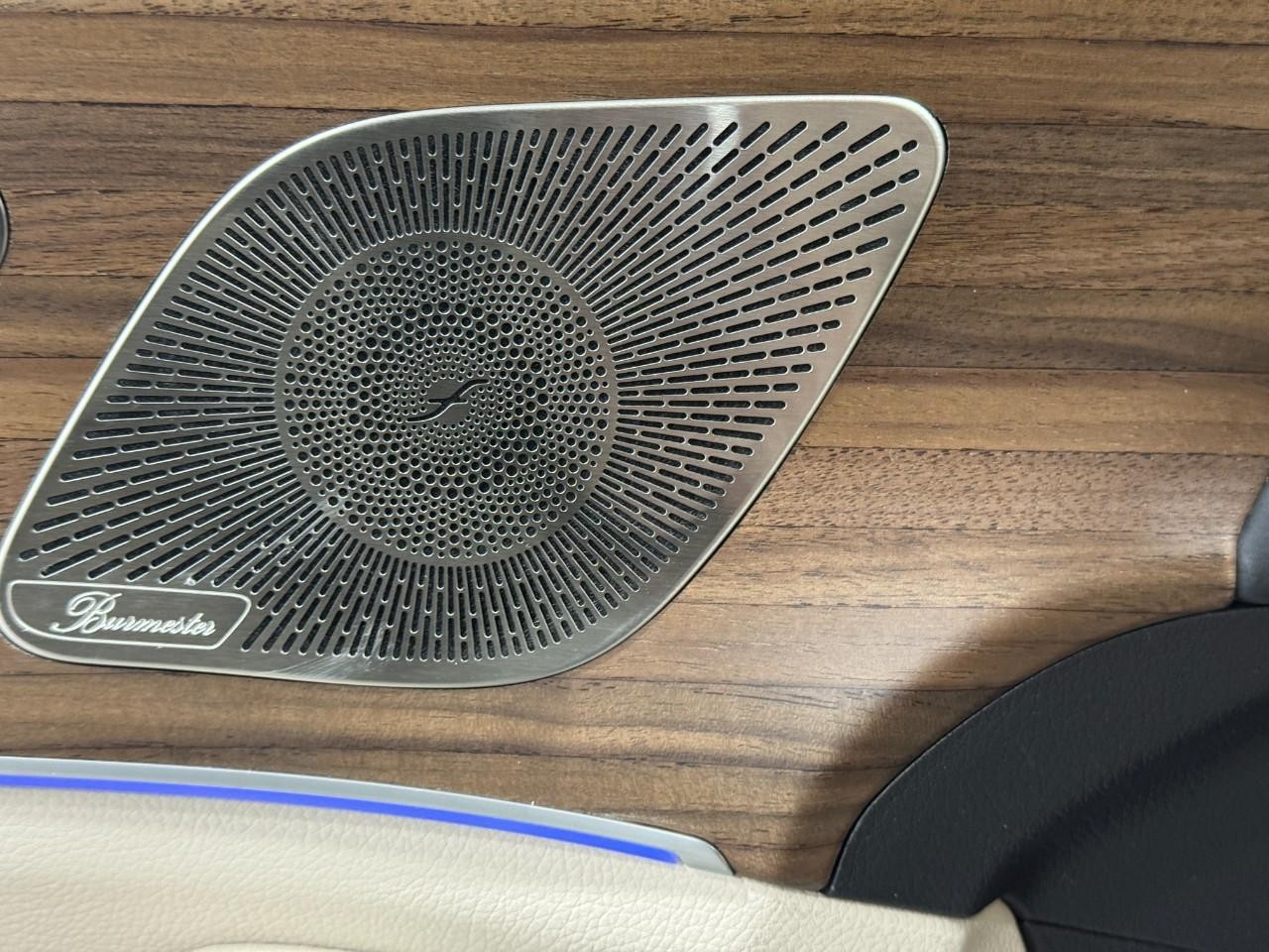 Mercedes-Benz GLE Vehicle Full-screen Gallery Image 24