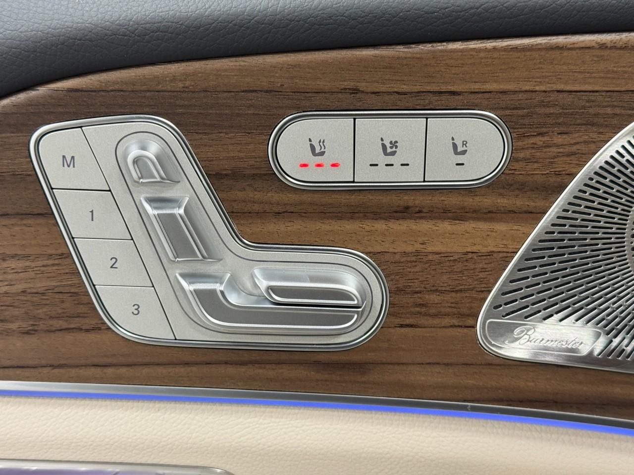 Mercedes-Benz GLE Vehicle Full-screen Gallery Image 25