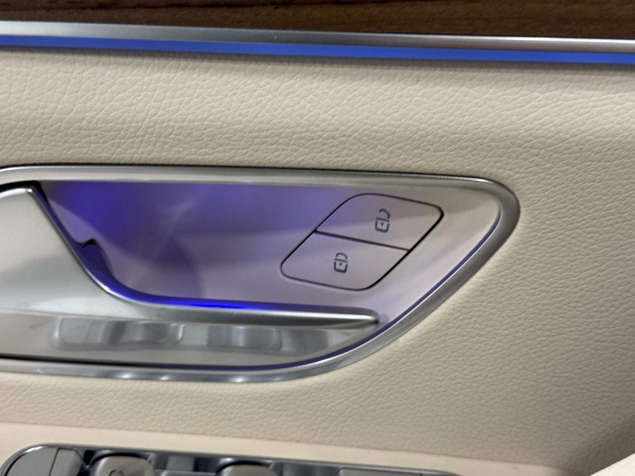 Mercedes-Benz GLE Vehicle Full-screen Gallery Image 26