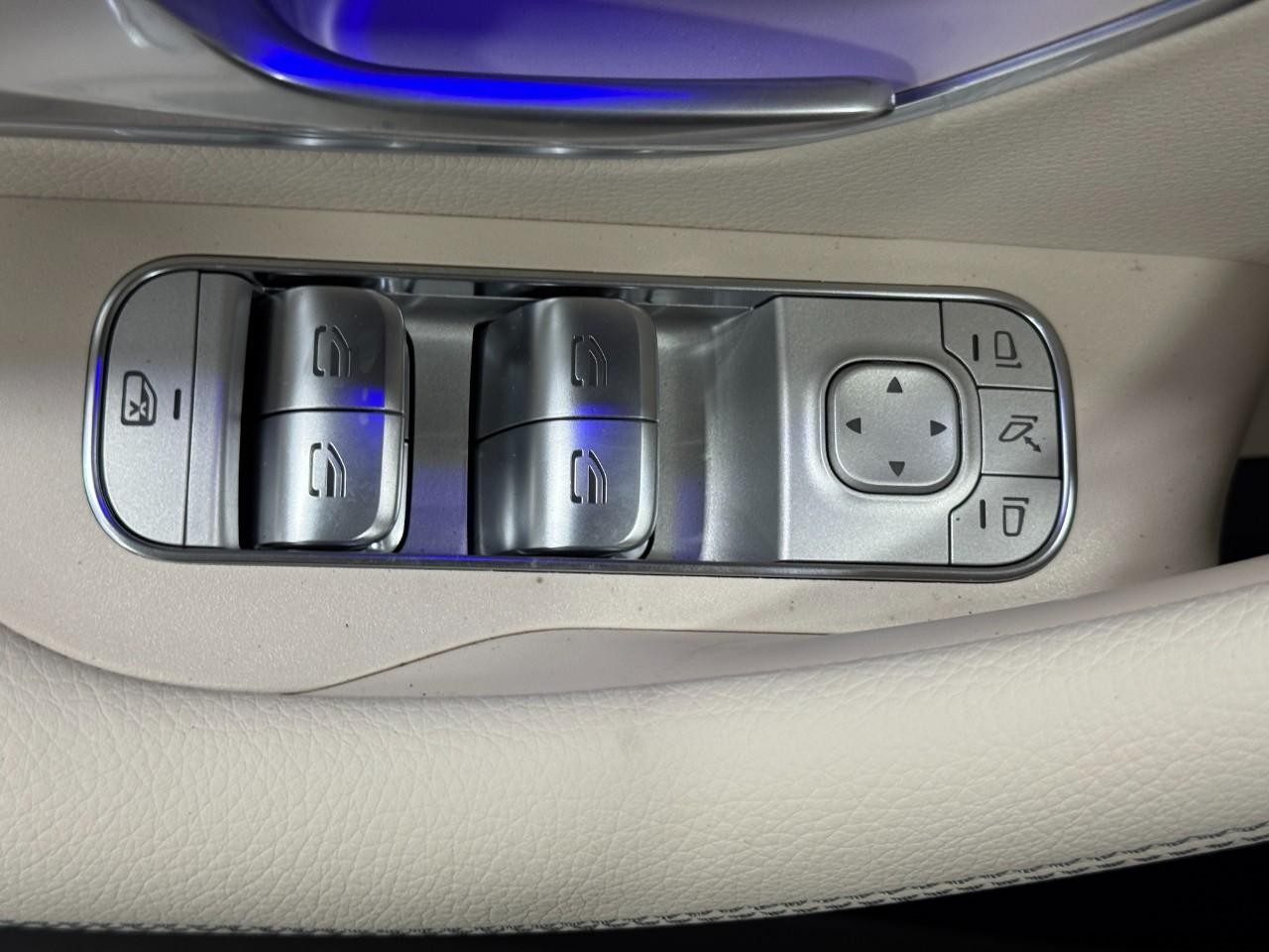 Mercedes-Benz GLE Vehicle Full-screen Gallery Image 27