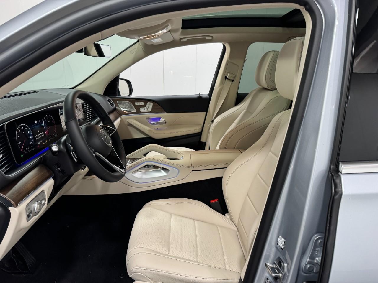 Mercedes-Benz GLE Vehicle Full-screen Gallery Image 29