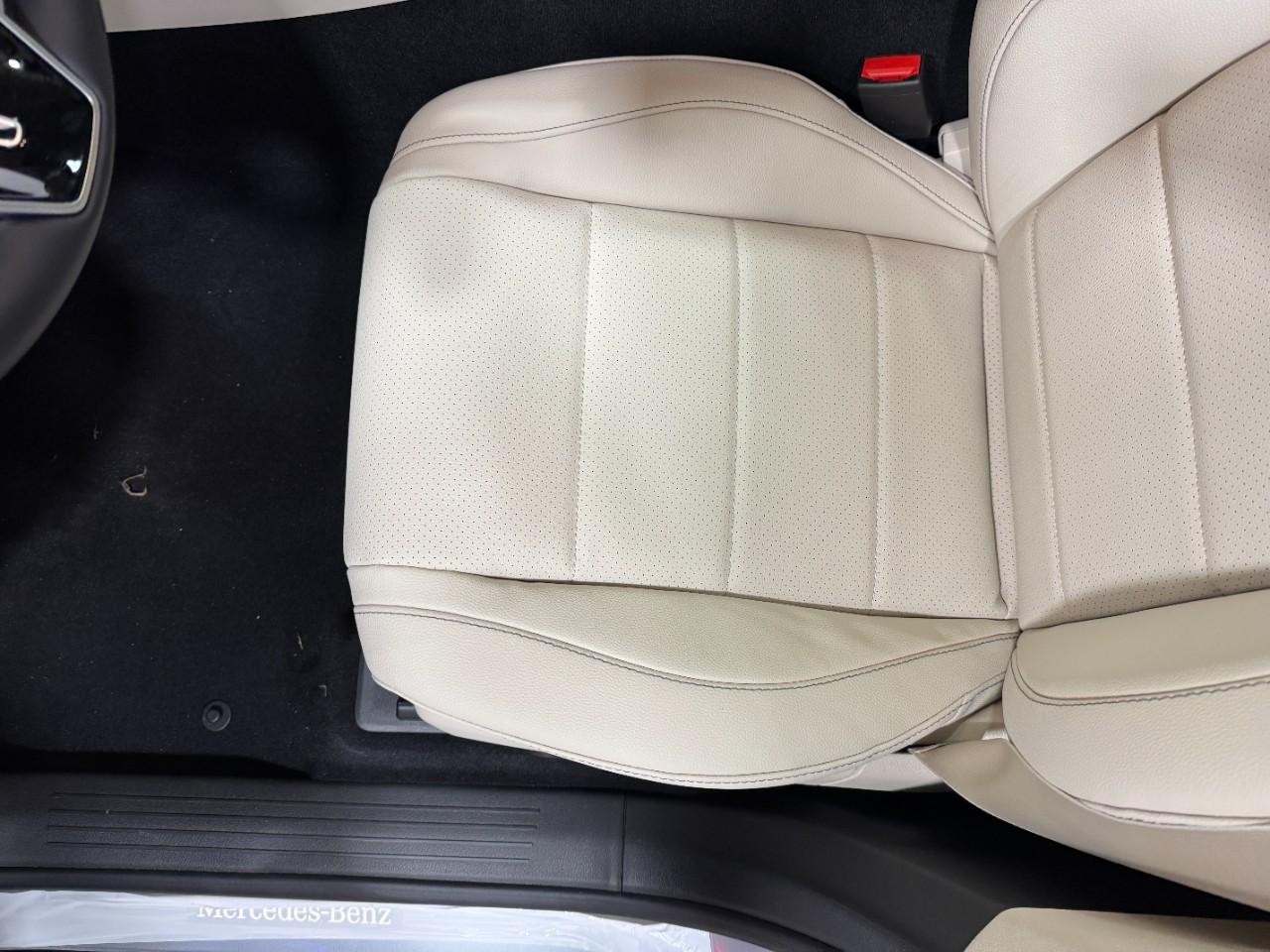 Mercedes-Benz GLE Vehicle Full-screen Gallery Image 30