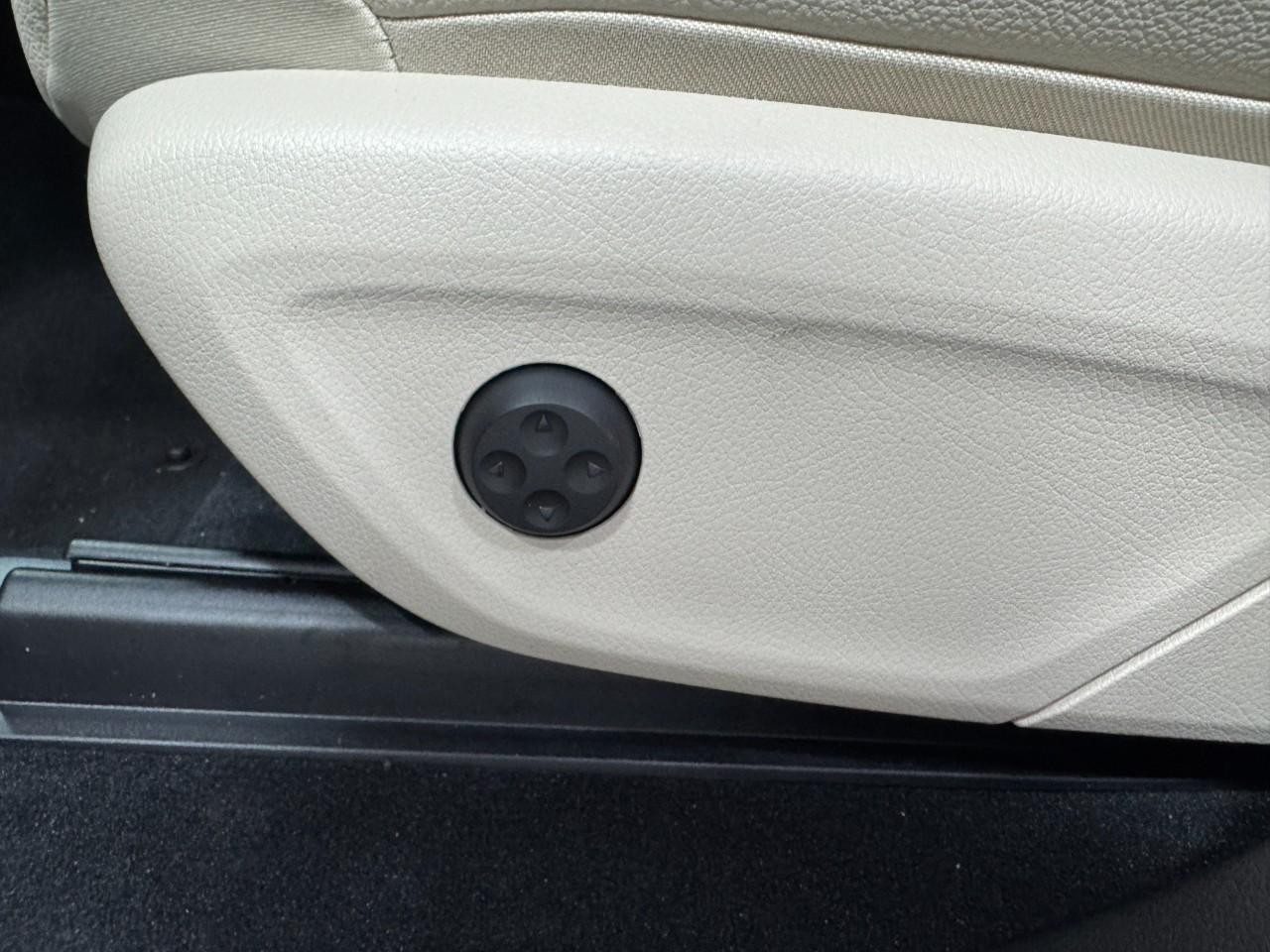 Mercedes-Benz GLE Vehicle Full-screen Gallery Image 31