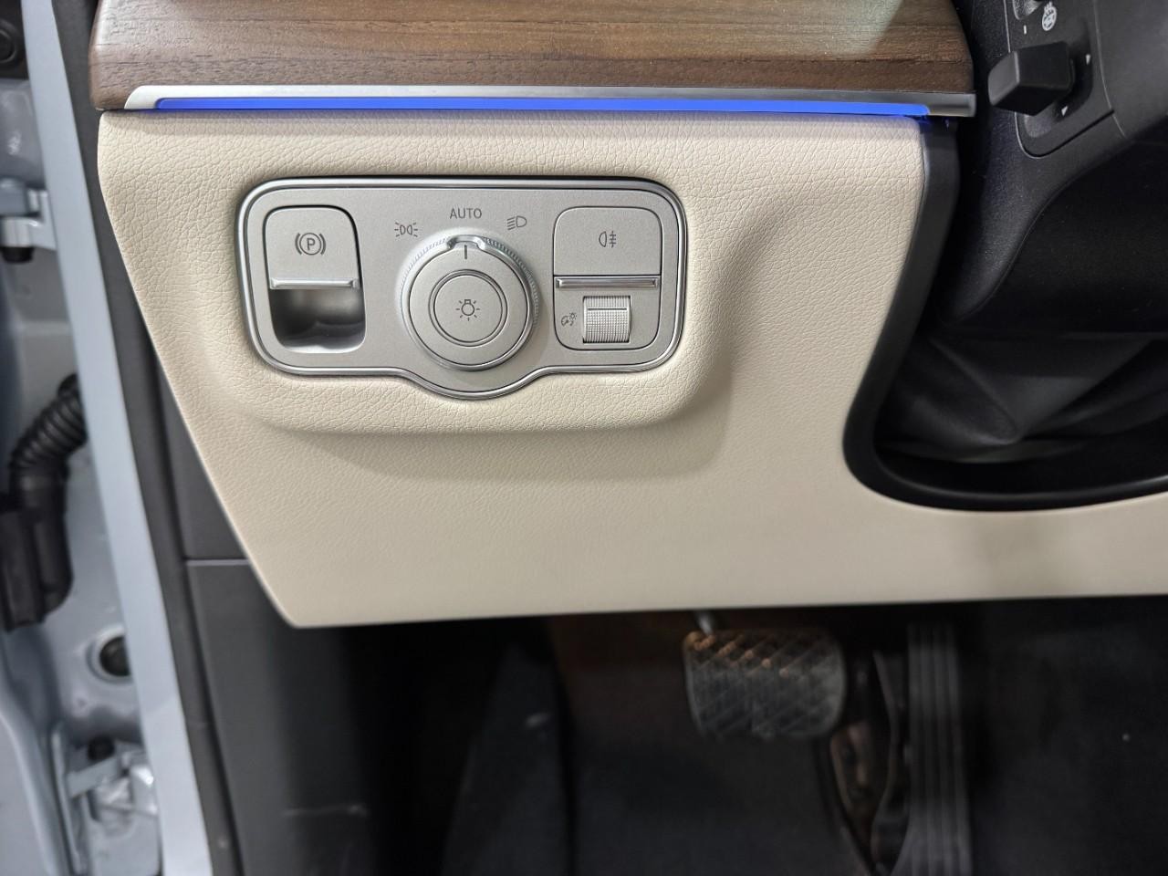 Mercedes-Benz GLE Vehicle Full-screen Gallery Image 32