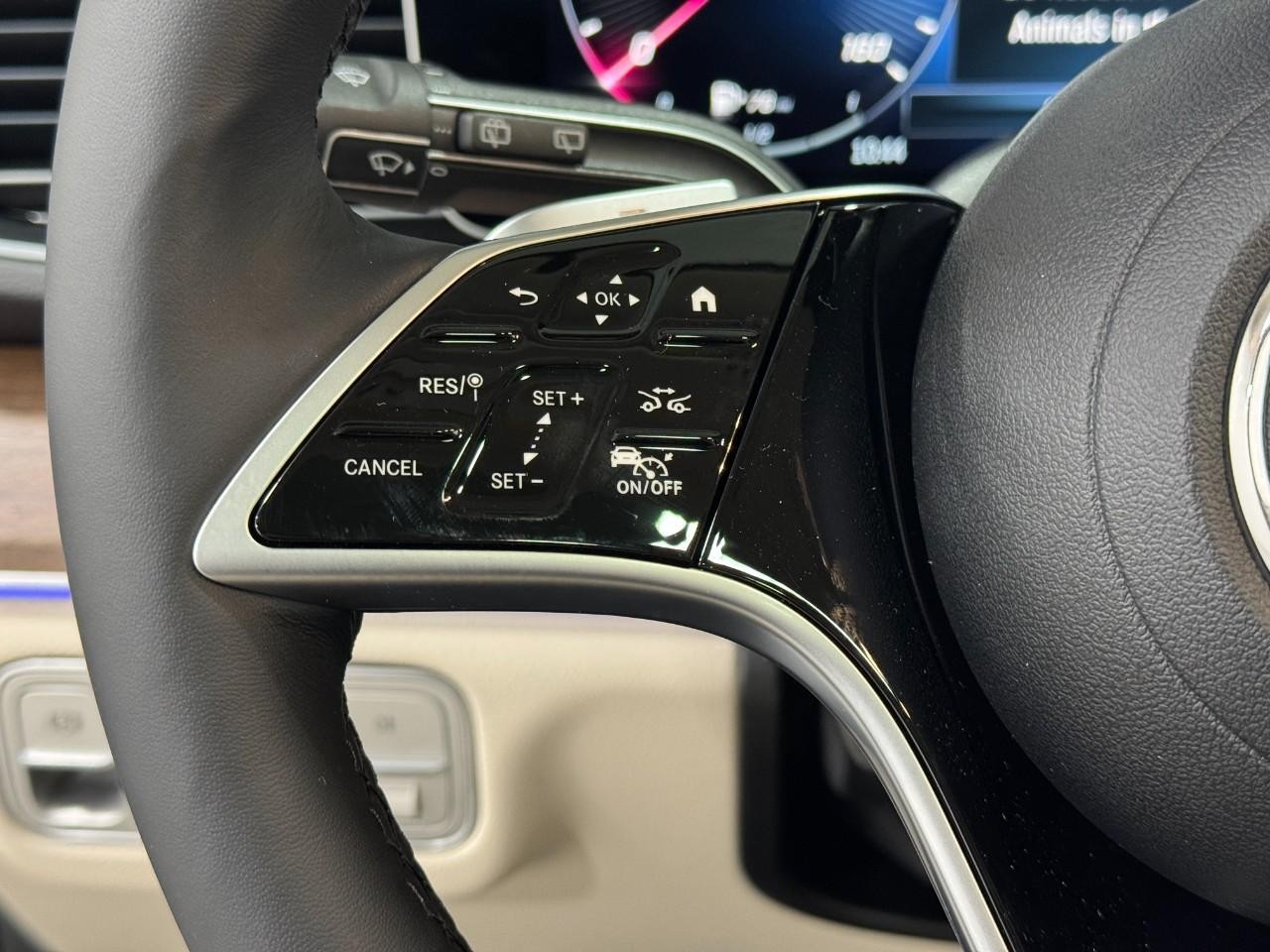 Mercedes-Benz GLE Vehicle Full-screen Gallery Image 33