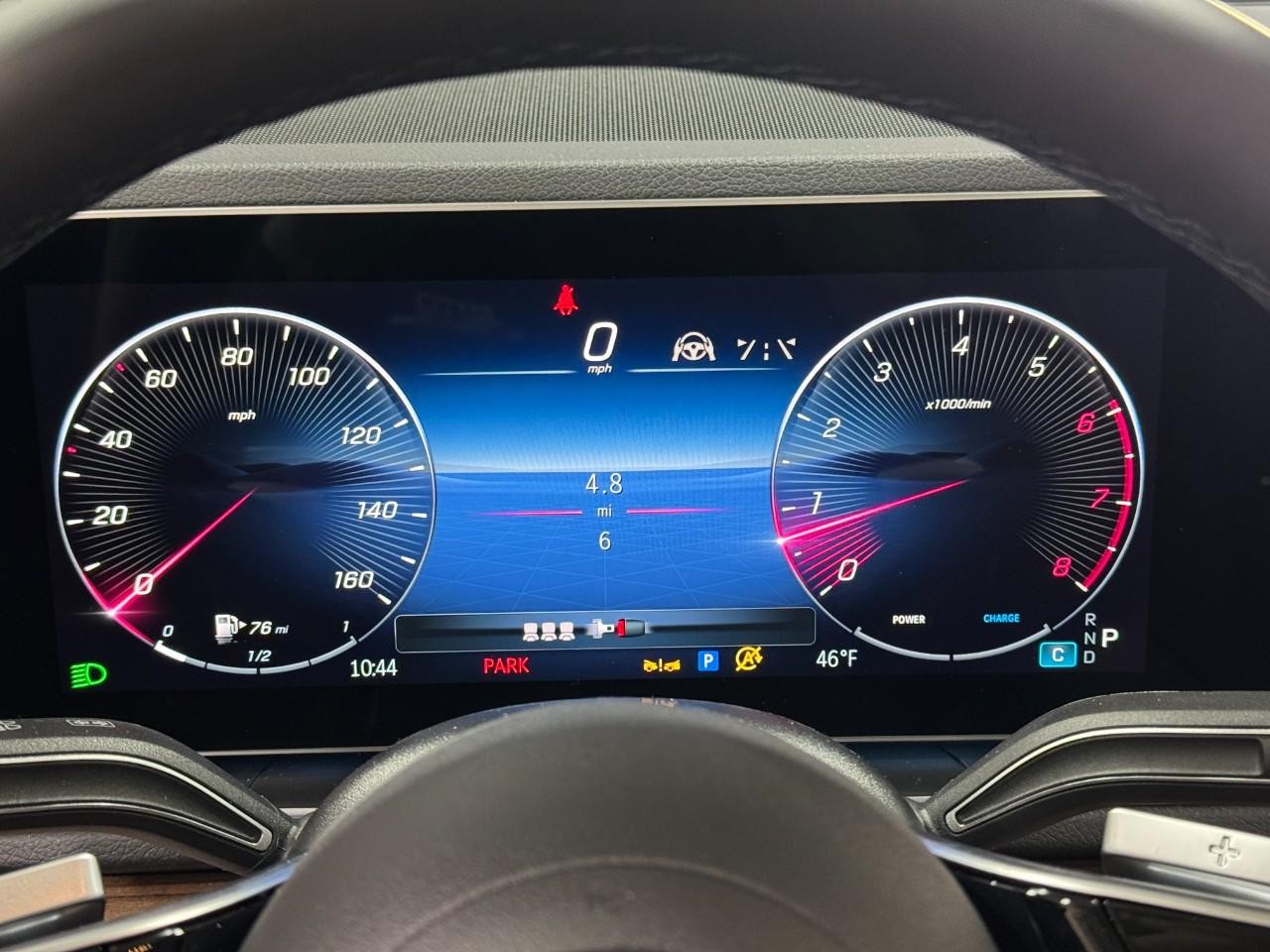 Mercedes-Benz GLE Vehicle Full-screen Gallery Image 35