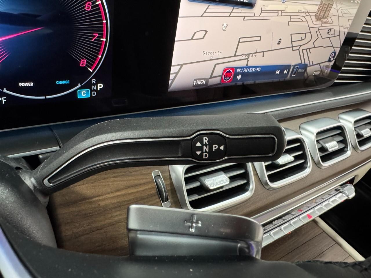 Mercedes-Benz GLE Vehicle Full-screen Gallery Image 36