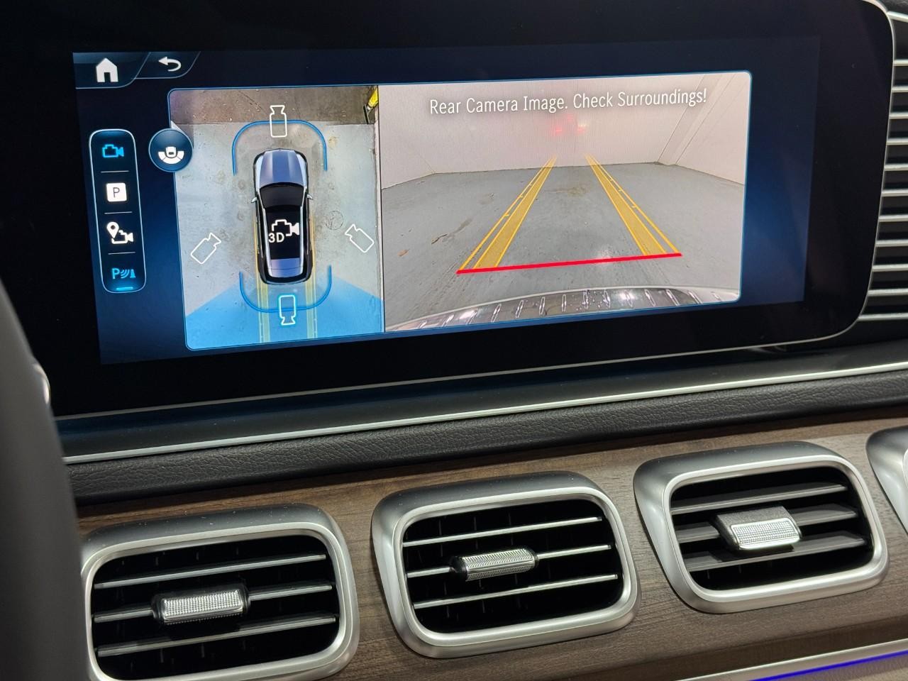 Mercedes-Benz GLE Vehicle Full-screen Gallery Image 37