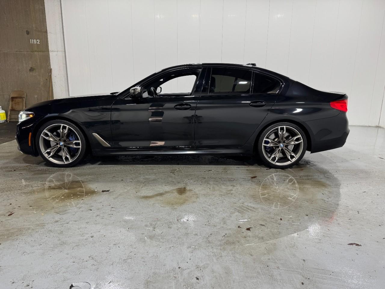 BMW 5 Series Vehicle Full-screen Gallery Image 2