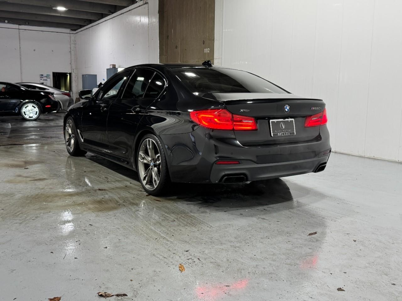 BMW 5 Series Vehicle Full-screen Gallery Image 3