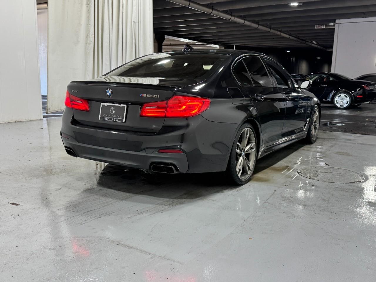 BMW 5 Series Vehicle Full-screen Gallery Image 4