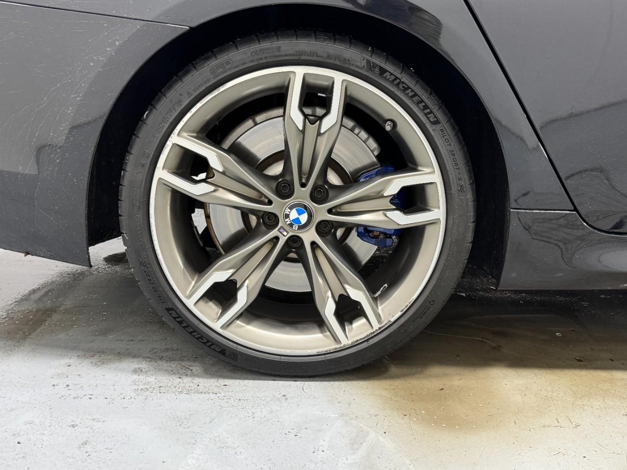 BMW 5 Series Vehicle Full-screen Gallery Image 5