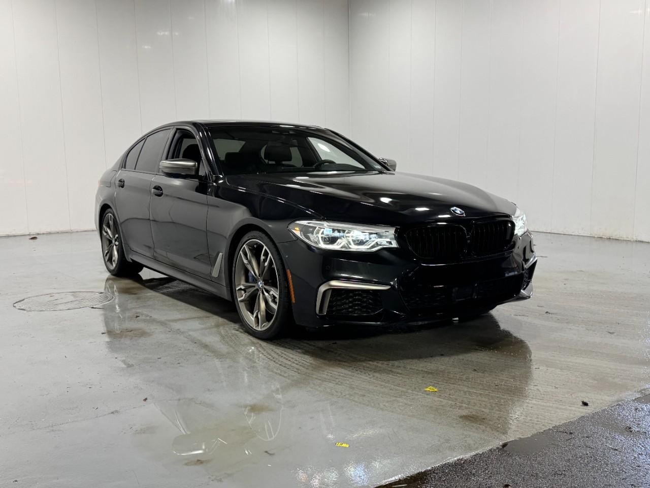 BMW 5 Series Vehicle Full-screen Gallery Image 6