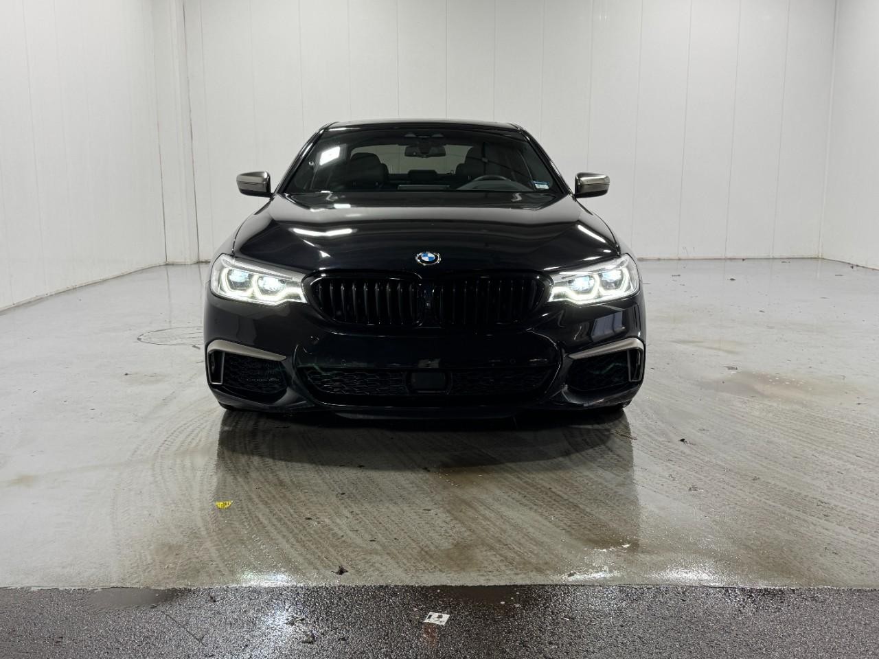 BMW 5 Series Vehicle Full-screen Gallery Image 7