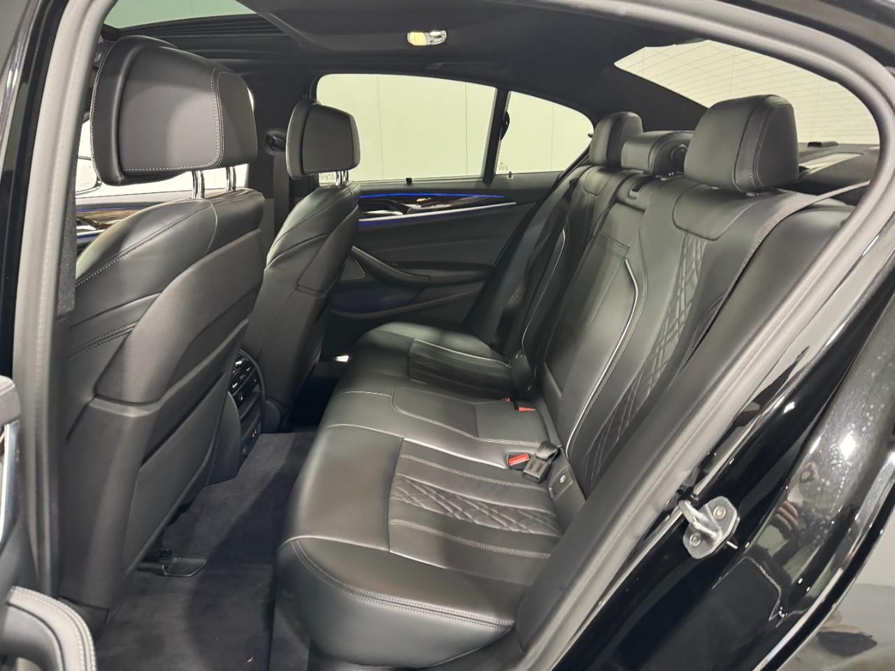 BMW 5 Series Vehicle Full-screen Gallery Image 8