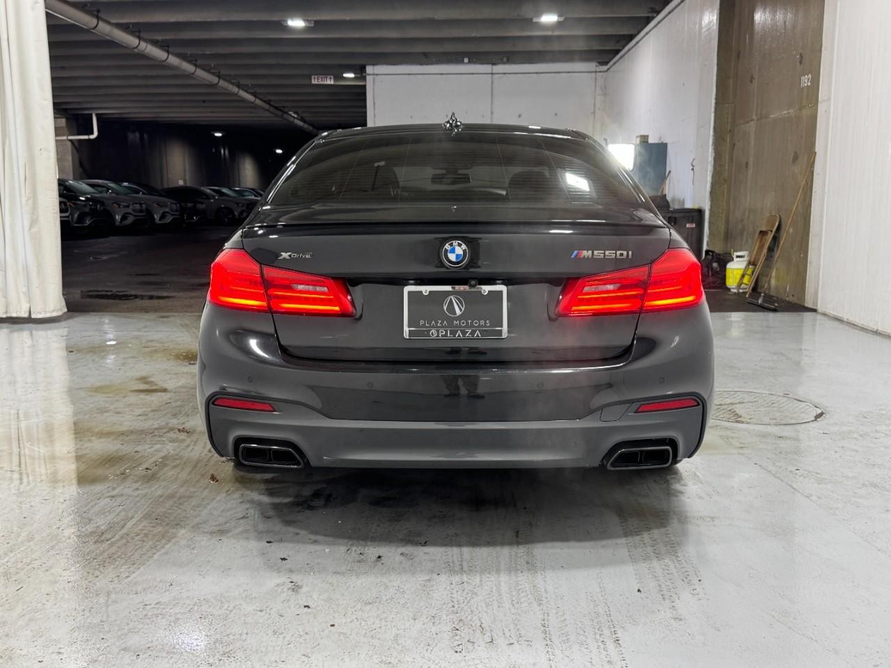 BMW 5 Series Vehicle Full-screen Gallery Image 9