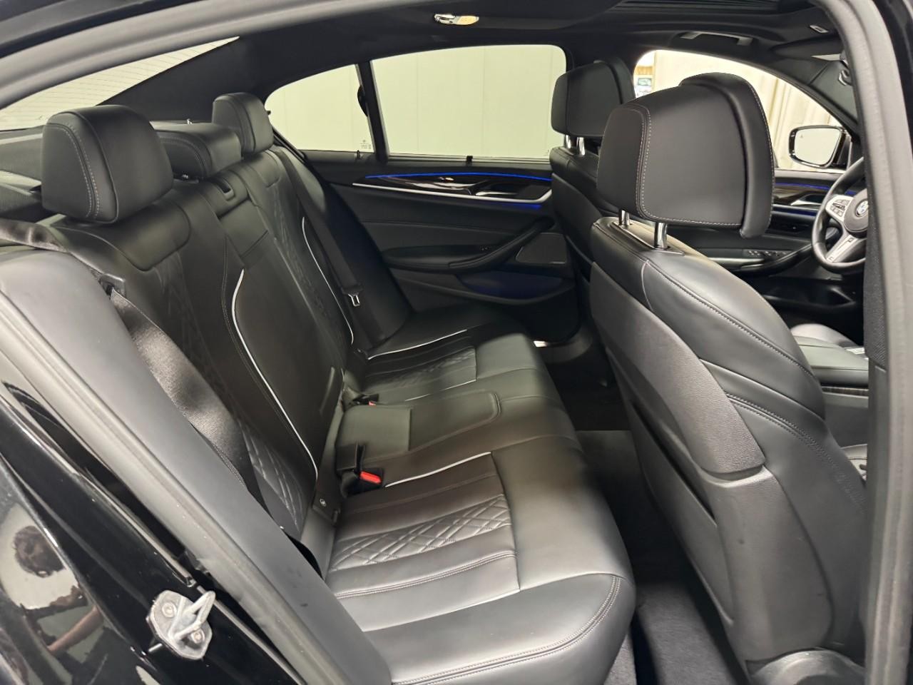 BMW 5 Series Vehicle Full-screen Gallery Image 10