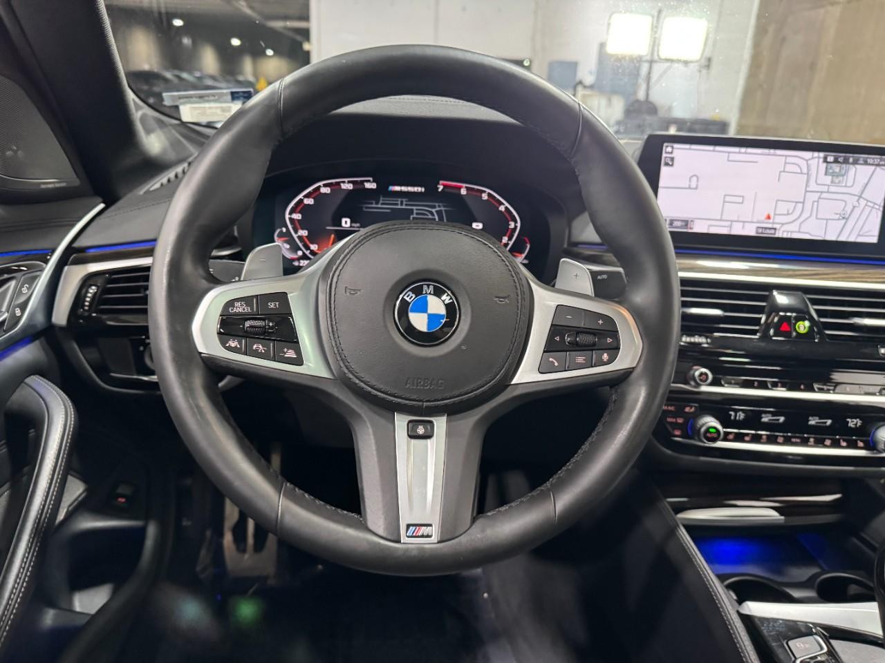 BMW 5 Series Vehicle Full-screen Gallery Image 14