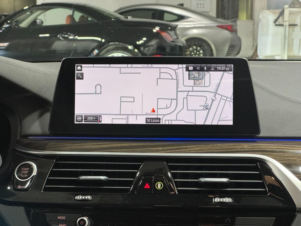 BMW 5 Series Vehicle Full-screen Gallery Image 15