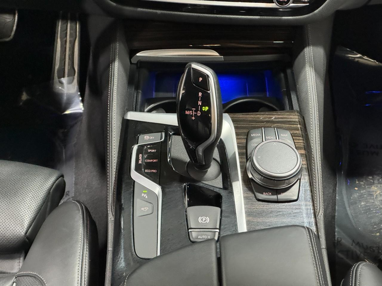 BMW 5 Series Vehicle Full-screen Gallery Image 17