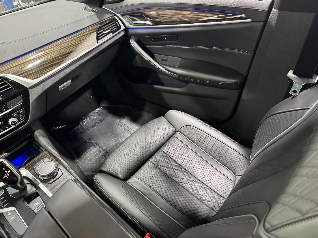 BMW 5 Series Vehicle Full-screen Gallery Image 18