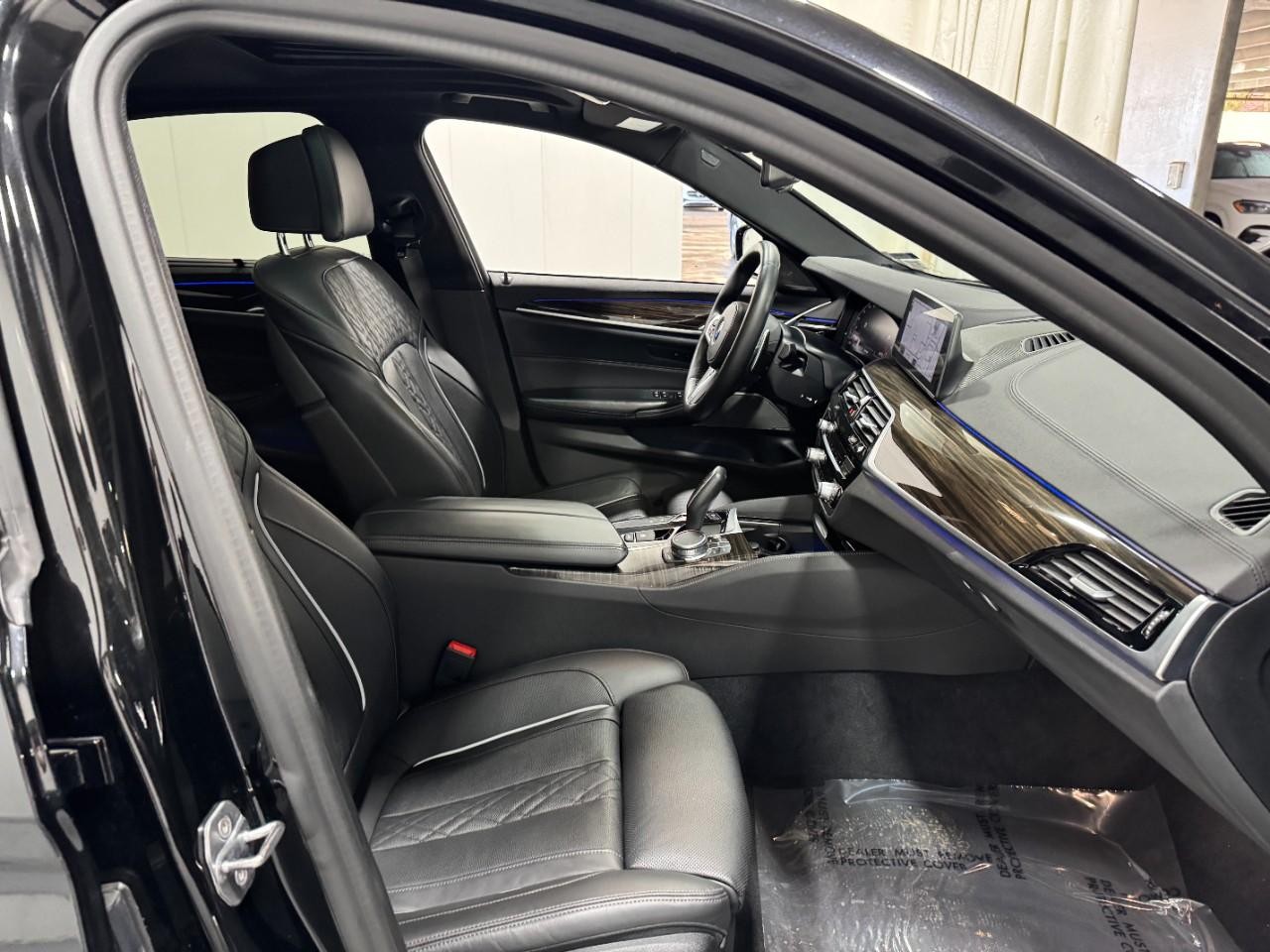 BMW 5 Series Vehicle Full-screen Gallery Image 19