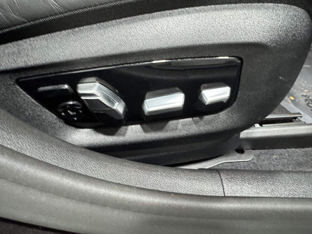 BMW 5 Series Vehicle Full-screen Gallery Image 21