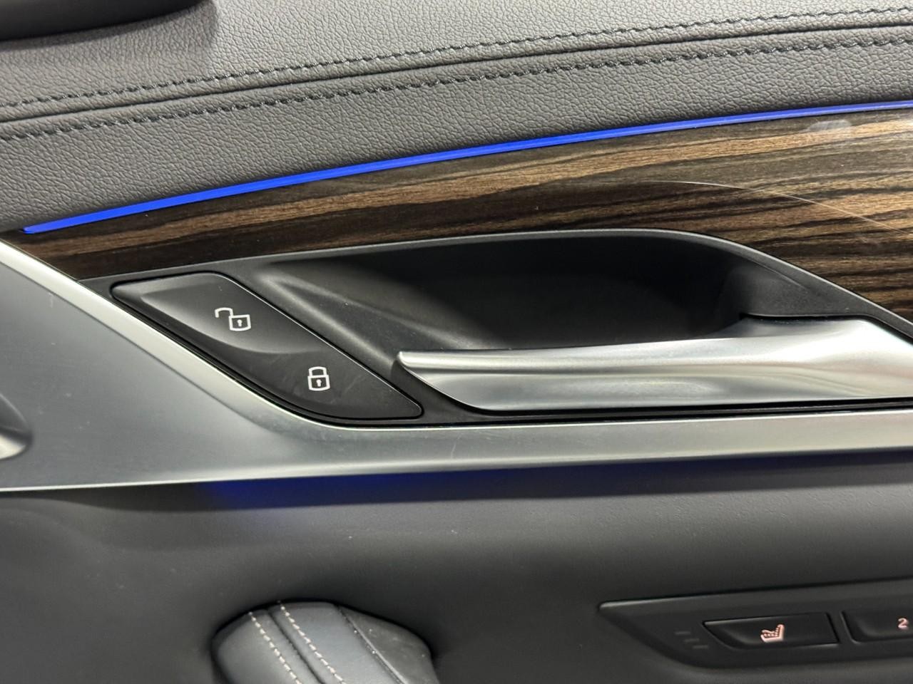 BMW 5 Series Vehicle Full-screen Gallery Image 22