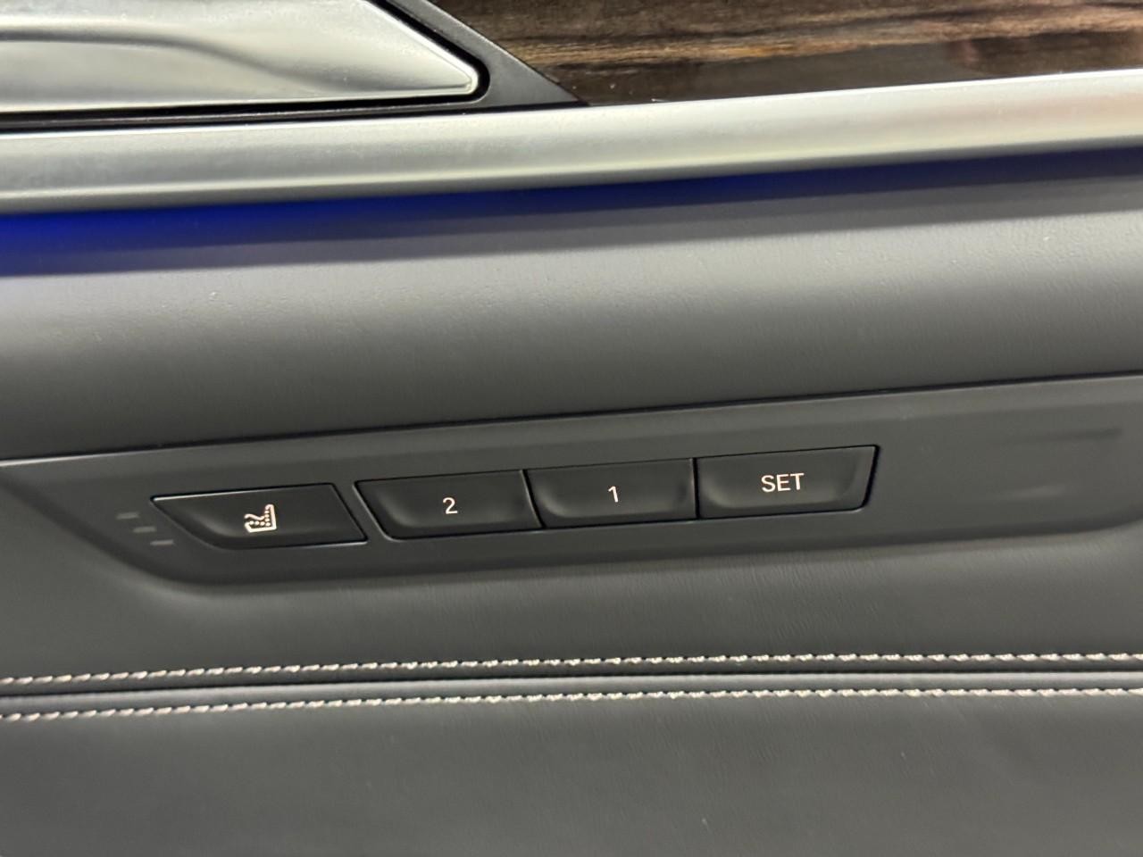 BMW 5 Series Vehicle Full-screen Gallery Image 23