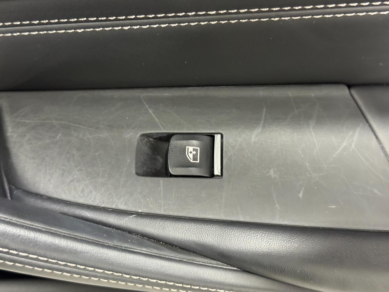 BMW 5 Series Vehicle Full-screen Gallery Image 24